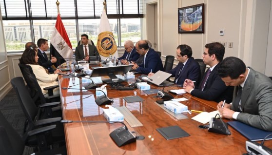خلال اجتماع وزير الصناعة 