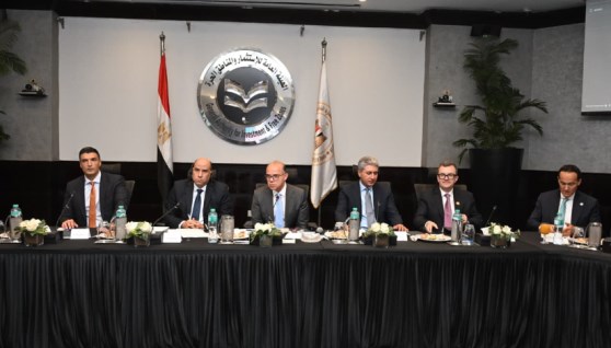 جانب من اجتماعمناقشة استراتيجيةالاستثمار