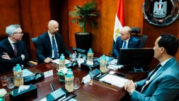 وزير الاستثمار خلال لقائه وفد شركة سكاتك النرويجية