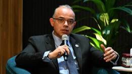 وزير الاستثمار والتجارة الخارجية أثناء الجلسة