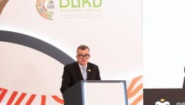  وزير التخطيط والتنمية الاقتصادية  أثناء كلمته بالجلسة