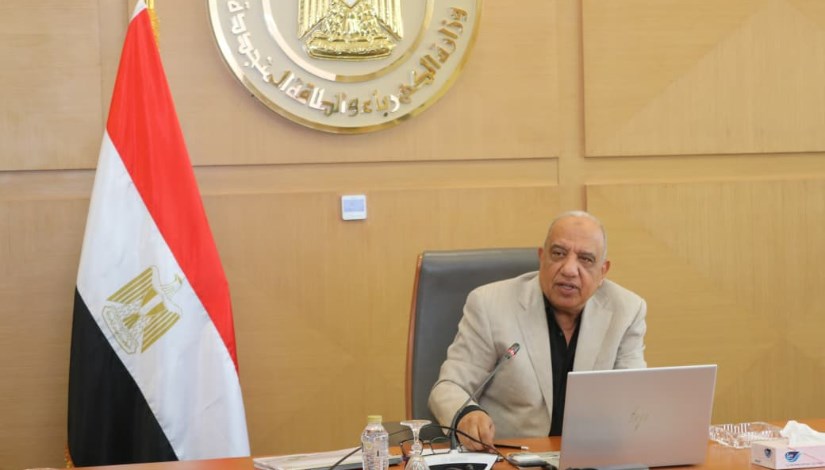 وزير الكهرباء والطاقة المتجددة محمود عصمت
