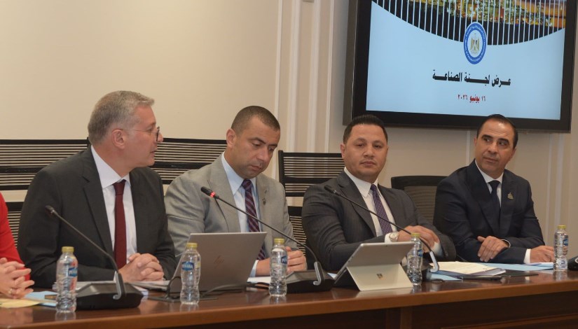وزير البترول خلال اجتماع لجنة الصناعة اليوم 
