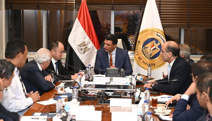 لقاء وزير الصناعة مع ممثلي الشركة الصينية الوطنية للإطارات