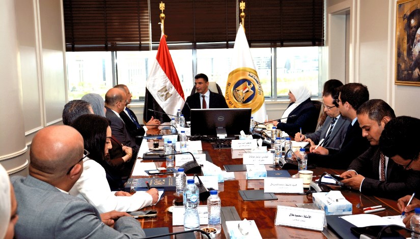 لقاء وزير الصناعة برئيس أكاديمية النقل البحري 