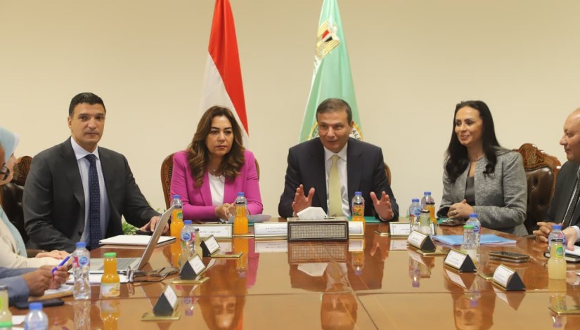 جانب من مناقشة مبادرة القرى المنتجة