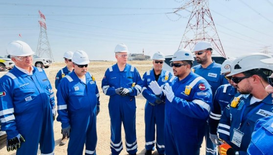 وزير البترول خلال جولة في الإمارات