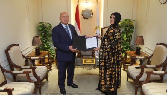 وزير النقل يكرم المواطنة ليلى الأنصاري
