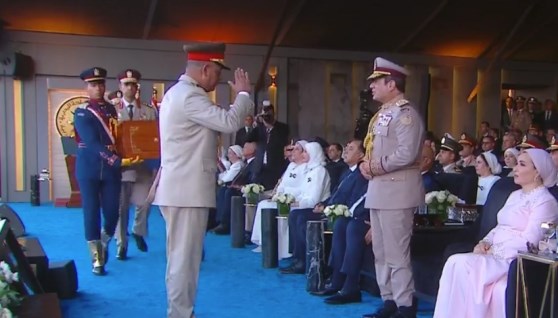 وزير الدفاع يقدم هدية تذكارية للرئيس السيسي خلال افتتاح مقر القيادة الاستراتيجية