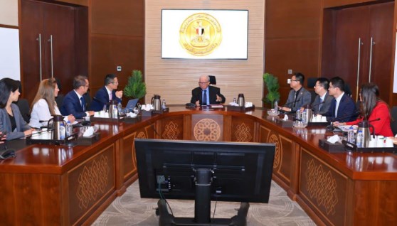  الدكتور حسين عيسى نائب رئيس الوزراء مع وفد رفيع المستوى من شركة "هواوي"