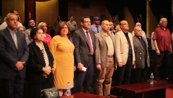 خالد البلشي يتوسط مجموعة من الصحفيين داخل النقابة - صورة أرشيفية