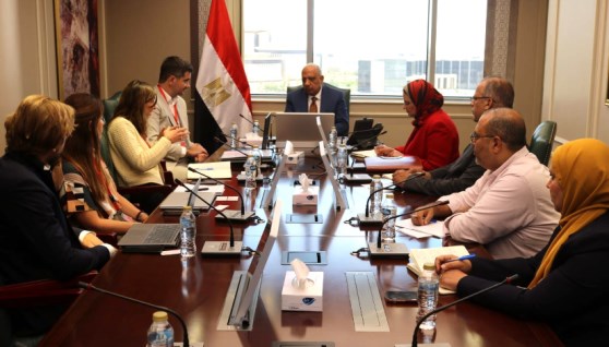 وزير الكهرباء مع الوفد اليوناني