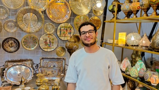 محمد طه حرفي المشغولات النحاسية 