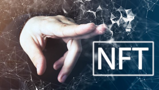  - Non-Fungible Token)، التي أحدثت ثورة في مفهوم ملكية الأصول الرقمية.