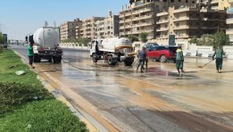 جانب من إزالة كميات صادرة من سيارة نوتلة محملة بالشوكولاتة