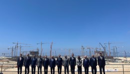 رئيس مجلس الوزراء يلتقط صورة تذكارية بمحطة الضبعة النووية
