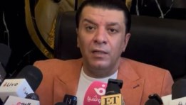 الفنان مصطفى كامل خلال مؤتمر الصحفي اليوم