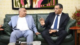 نقيب الصحفيين مع ممثل الشركة المصرية لتجارة الأدوية