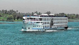 فندق عائم- تعبيرية
