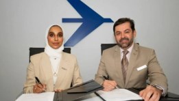 سارة المعمري وروبرتو دى ديوس خلال التوقيع