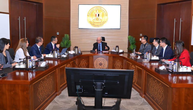  الدكتور حسين عيسى نائب رئيس الوزراء مع وفد رفيع المستوى من شركة "هواوي"