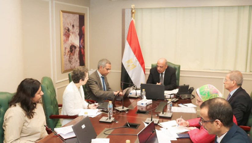 وزير الكهرباء يبحث مع وفد البنك الدولي مجالات الاستدامة المالية