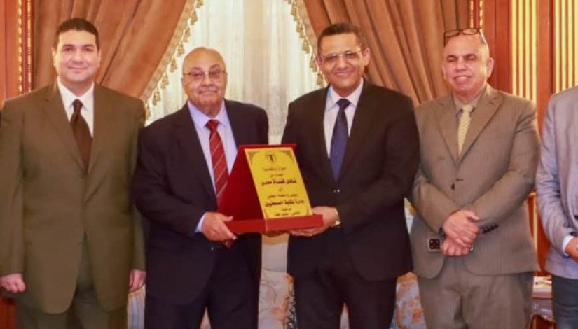 وفد نقابة الصحفيين برئاسة النقيب يقدم التهنئة لمجلس إدارة نادي قضاة مصر
