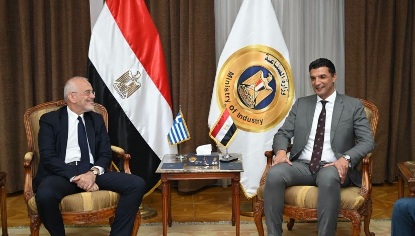 المهندس خالد هاشم، وزير الصناعة، مع السفير نيكولاس 
