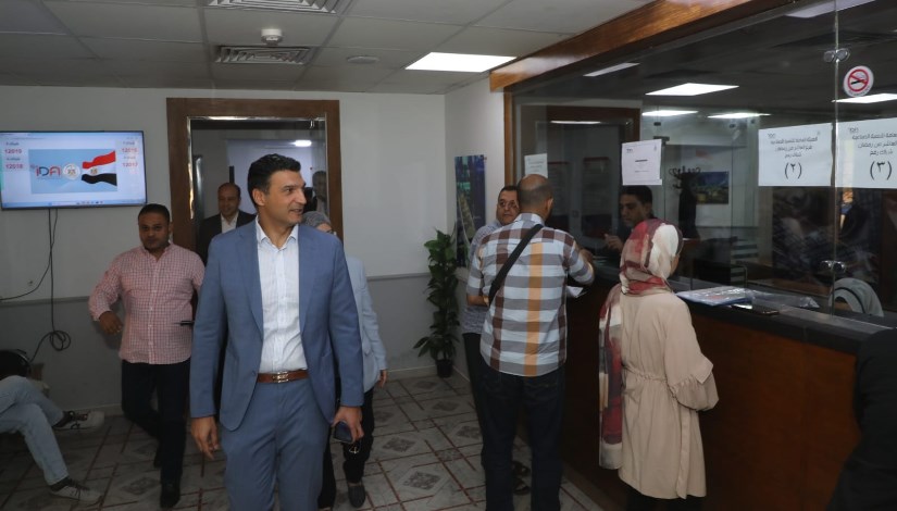المهندس خالد هاشم وزير الصناعة في جولة بالعاشر من رمضان