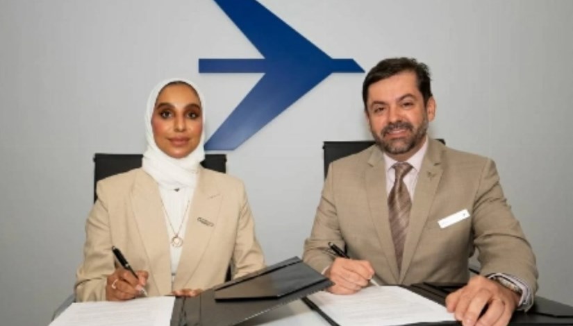 سارة المعمري وروبرتو دى ديوس خلال التوقيع