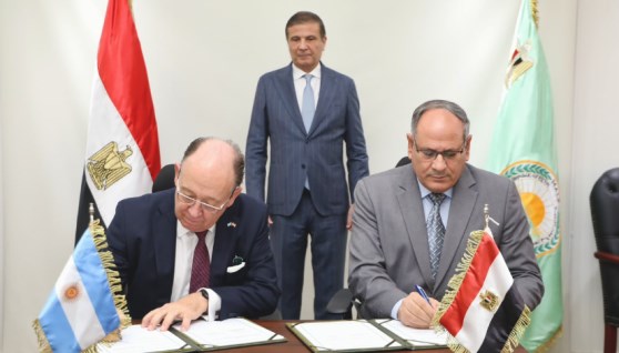 جانب من توقيع الاتفاقية