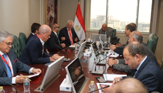 وزير الكهرباء يجتمع مع تحالف رينيرجي جروب
