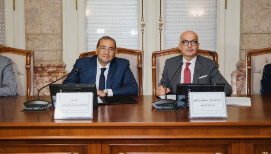 جانب من التوقيع