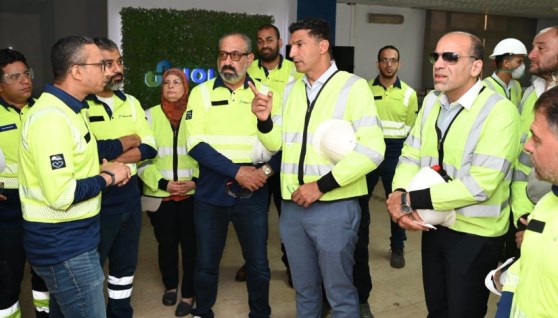 وزير الصناعة داخل المصنع 