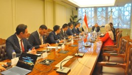 وزير التعليم العالي مع وفد هواوي  