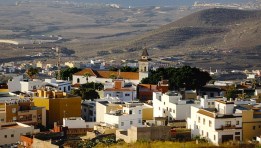مدينة سبتة الواقعة بين إسبانيا وإيطاليا والمغرب