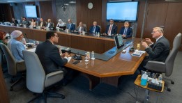 المهندس كريم بدوي خلال اجتماع تنظيمي 