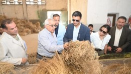 وزير الصناعة خلال الجولة التفقدية