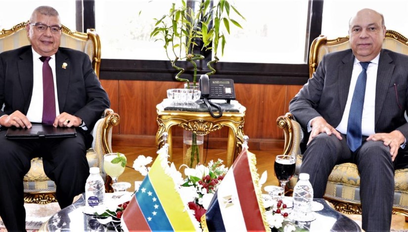 لقاء وزير الطيران المدني بمقر ديوان عام الوزارة