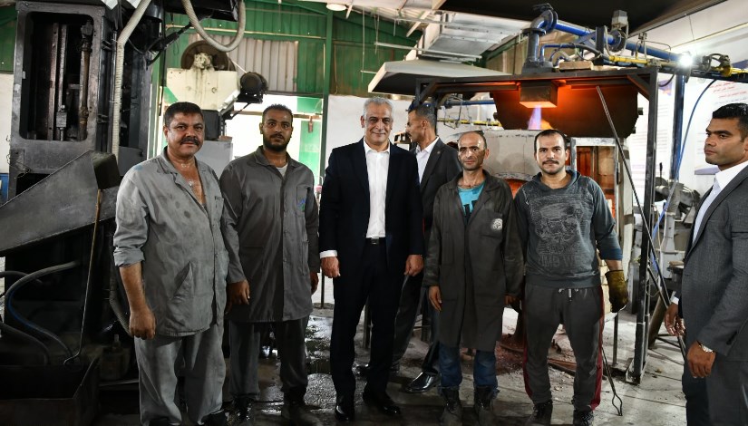 الدكتور المهندس صلاح سليمان جمبلاط، وزير الدولة للإنتاج الحربي في جولة تفقدية مفاجئة داخل شركة حلوان لمحركات الديزل (مصنع 909 الحربي)