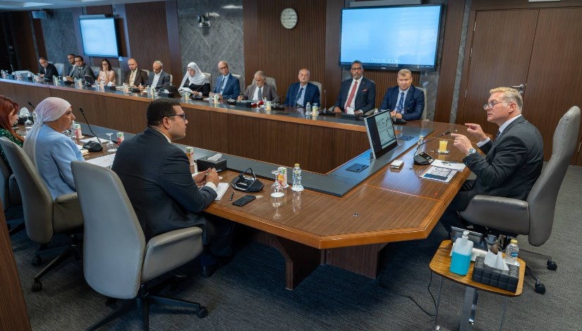 المهندس كريم بدوي خلال اجتماع تنظيمي 