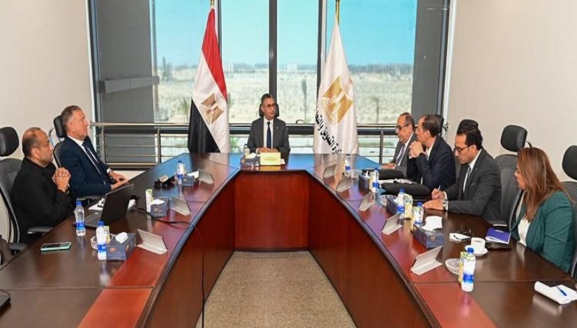 جانب من اللقاء وزير التموين 