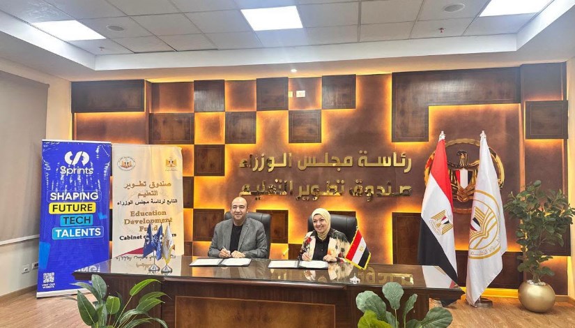خلال توقيع العقود 