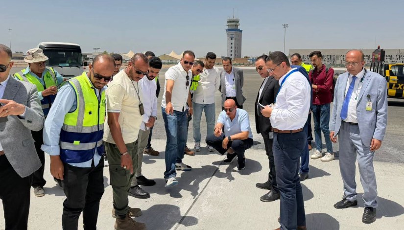 خلال إجراء الطيار وائل النشار رئيس الشركة المصرية للمطارات بجولة ميدانية 