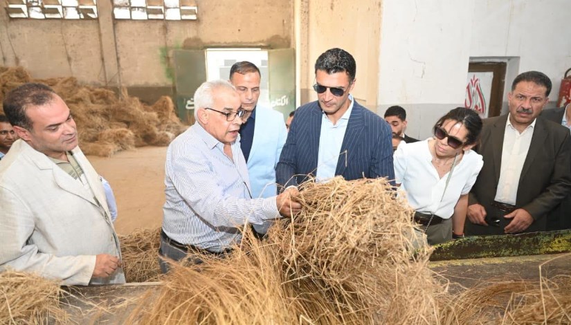 وزير الصناعة خلال الجولة التفقدية