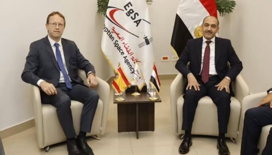  الدكتور مهندس ماجد إسماعيل، الرئيس التنفيذي لوكالة الفضاء المصرية والدكتور سيرجيو رومان كارانزا سفير مملكة اسبانيا 