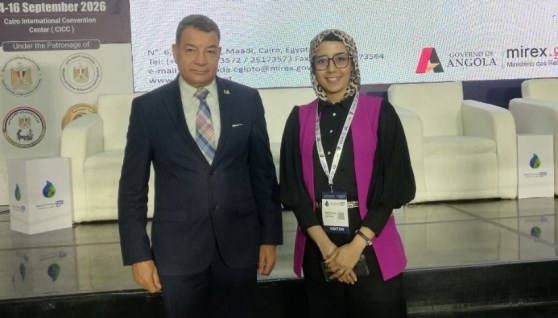  اللواء المهندس عبدالعزيز عمر، رئيس قطاع التسويق والمبيعات بوزارة الإنتاج الحربي مع محررة "إيجي إن"