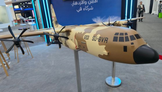 مجسم طائرة النقل العسكري C-130،  بتمويه يحمل الطابع المصري