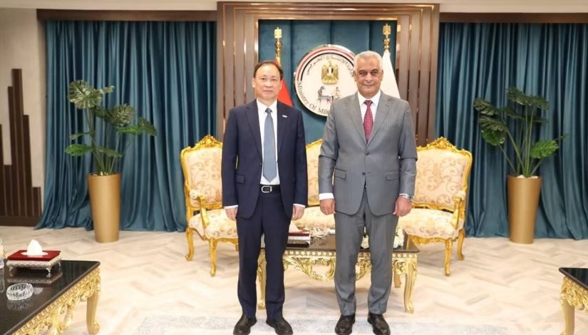  الدكتور المهندس صلاح سليمان جمبلاط، وزير الدولة للإنتاج الحربي وLi Ligong رئيس مجلس إدارة شركة CEC الصينية