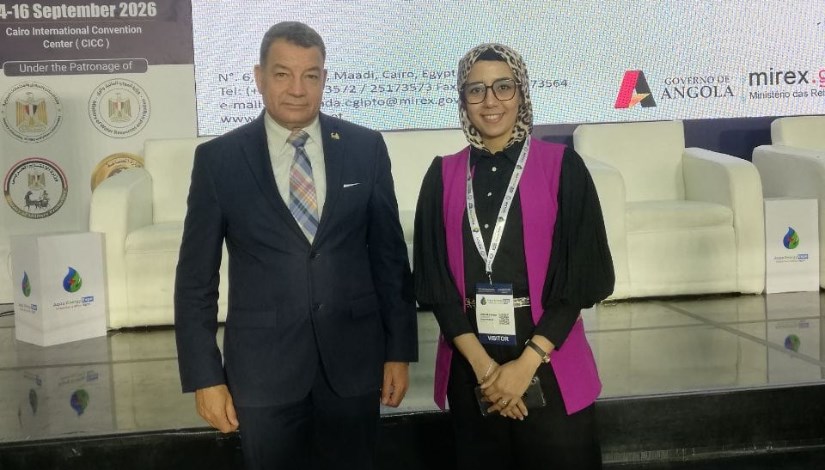  اللواء المهندس عبدالعزيز عمر، رئيس قطاع التسويق والمبيعات بوزارة الإنتاج الحربي مع محررة "إيجي إن"